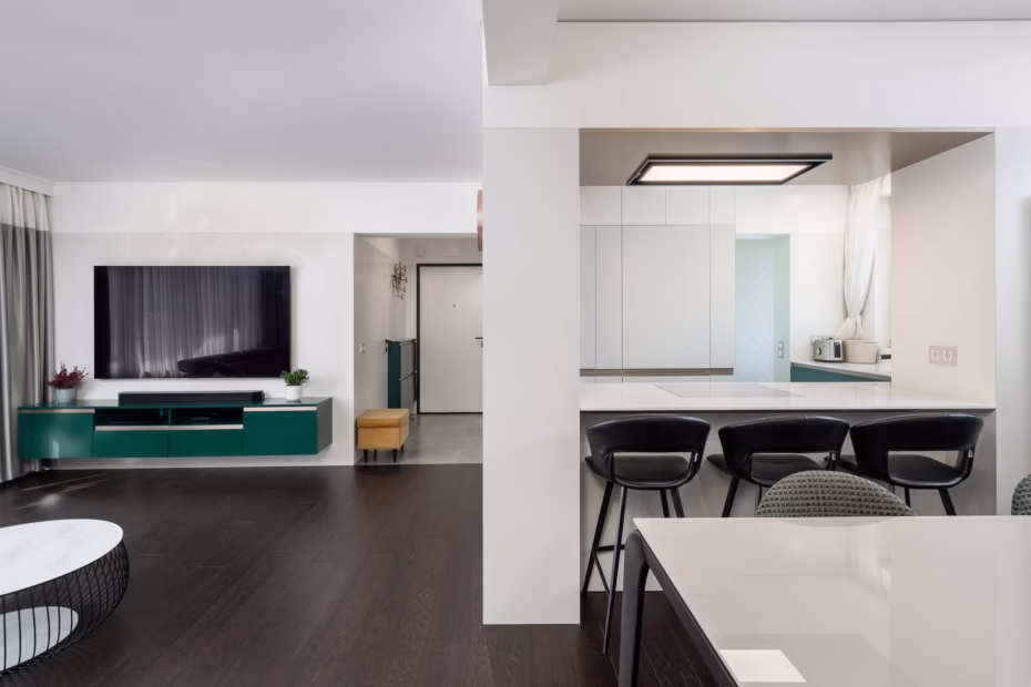 Минималистичен интериор на многостаен апартамент в София
