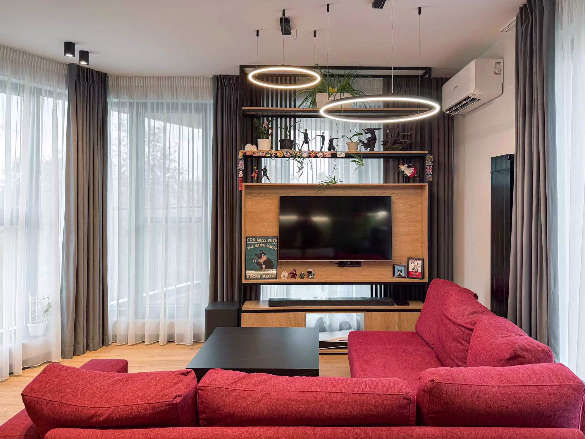 интериорен дизайн цветна дневна черни акценти